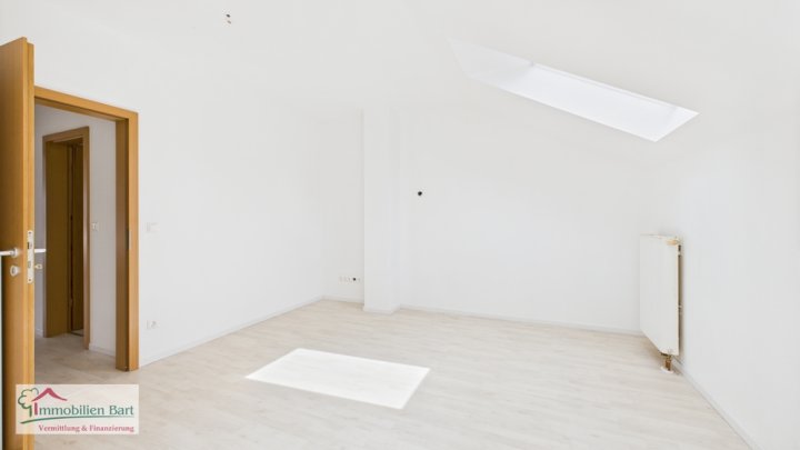 GRENZNÄHE: DG WOHNUNG IM 2 FAMILIENHAUS, BLICK INS GRÜNE, TOP LAGE!