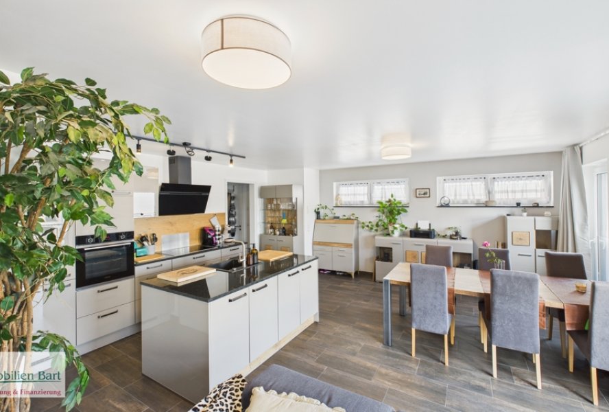 offener Wohn-/Essbereich mit Küche