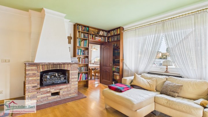 GROßES ANWESEN MIT 4 GROßEN GARAGEN IN TOP-WOHNLAGE!