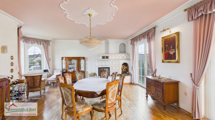 GROßES ANWESEN MIT 4 GROßEN GARAGEN IN TOP-WOHNLAGE!