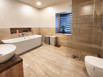 OG rechts großzügiges Tageslicht-Bad mit freistehender Badewanne und Walk-In Dusche