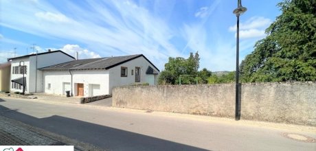 Vorderansicht: Haus + Anbau + Baugrundstücke