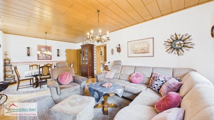 ZWEIFAMILIENHAUS MIT GARAGEN UND GARTEN BEI ORSCHOLZ