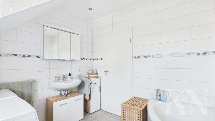 Einziehen & wohlfühlen: Sanierte 4-Zimmer-Dachgeschosswohnung in Brebach