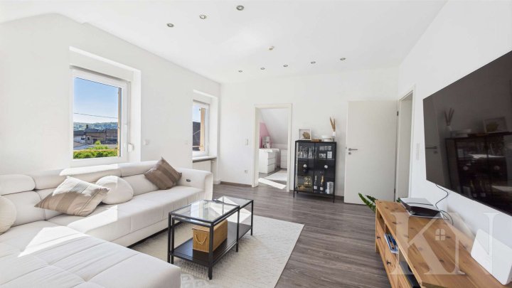 Einziehen & wohlfühlen: Sanierte 4-Zimmer-Dachgeschosswohnung in Brebach