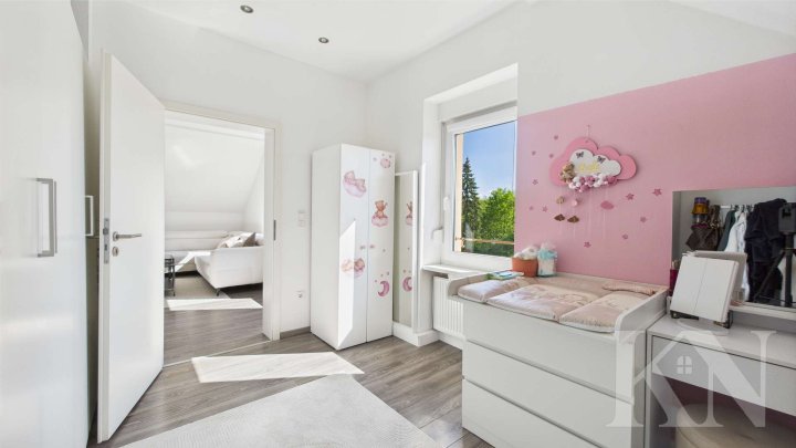 Einziehen & wohlfühlen: Sanierte 4-Zimmer-Dachgeschosswohnung in Brebach