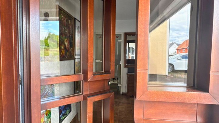 Einfamilienhaus mit Wintergarten, Garage + parkähnlichem Garten