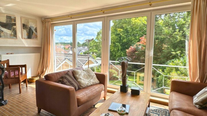 Einfamilienhaus mit Wintergarten, Garage + parkähnlichem Garten