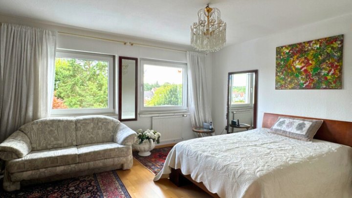 Einfamilienhaus mit Wintergarten, Garage + parkähnlichem Garten