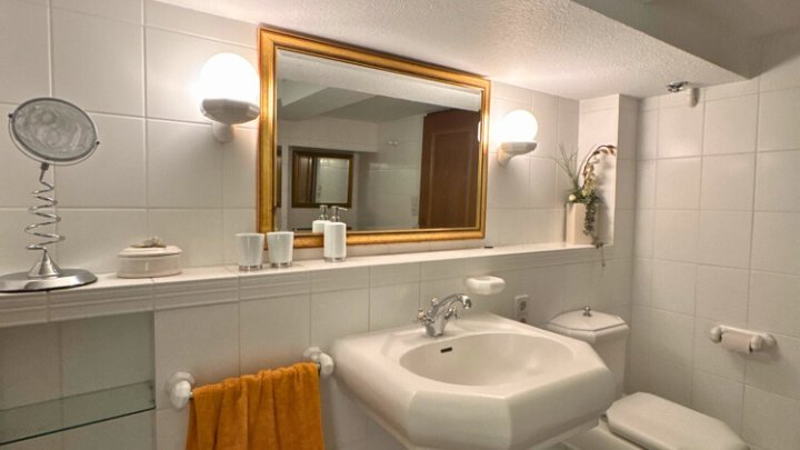 Einfamilienhaus mit Wintergarten, Garage + parkähnlichem Garten