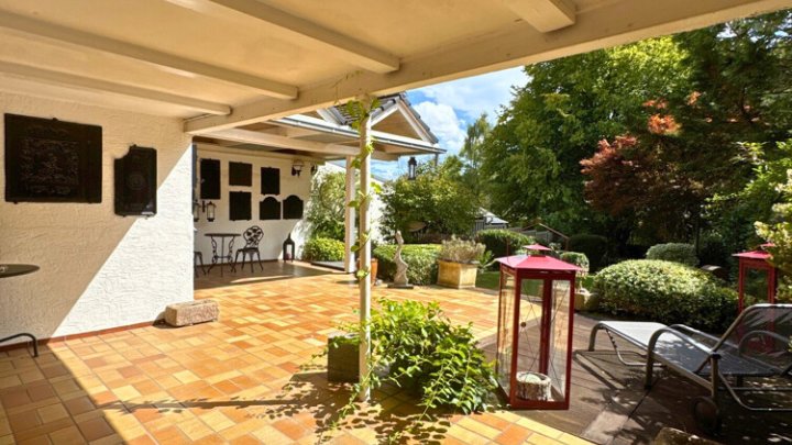 Einfamilienhaus mit Wintergarten, Garage + parkähnlichem Garten