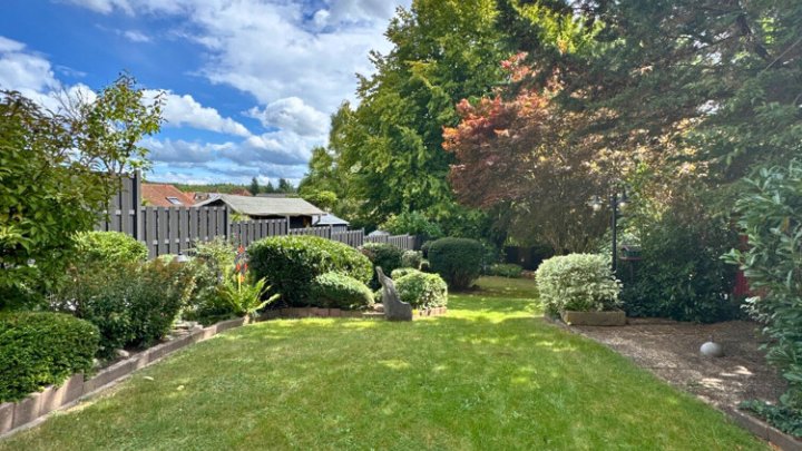 Einfamilienhaus mit Wintergarten, Garage + parkähnlichem Garten