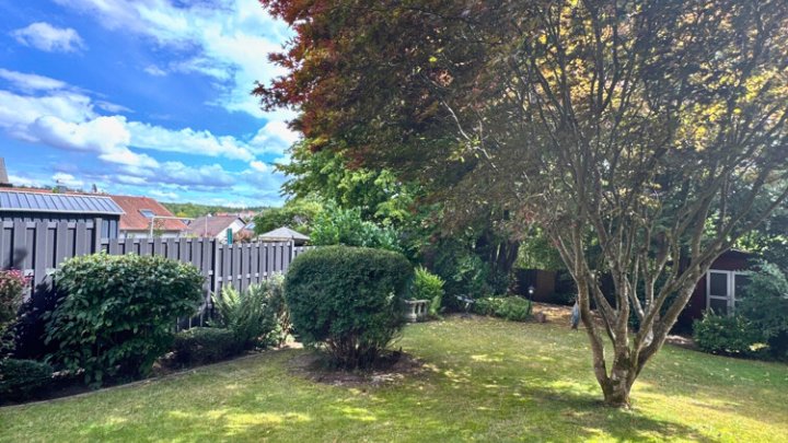 Einfamilienhaus mit Wintergarten, Garage + parkähnlichem Garten