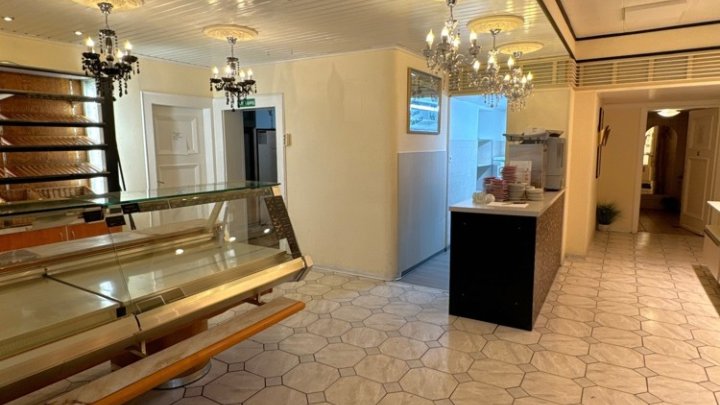 Gasto- / Büro- oder Praxisfläche in zentraler Lage mit Stellplätzen