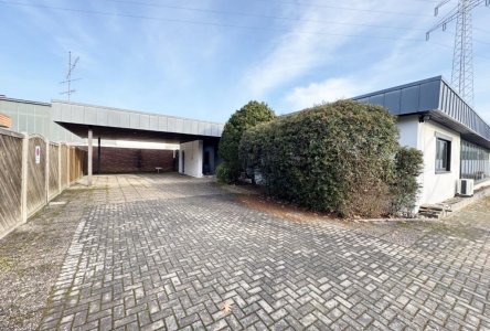 Straßenansicht + Carport