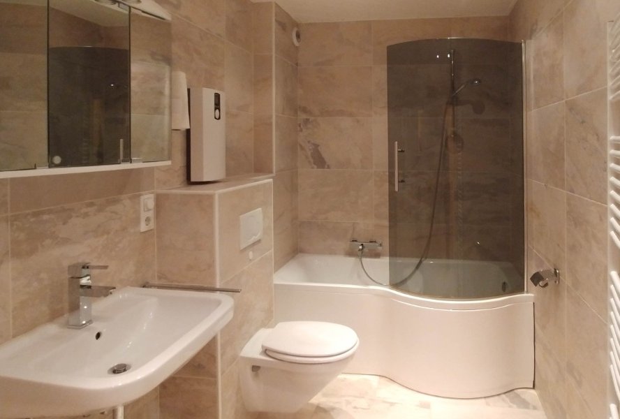 Badezimmer mit Waschmaschinenanschluss