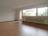 Über 30 m² großes Wohnzimmer mit Zugang zum Westbalkon