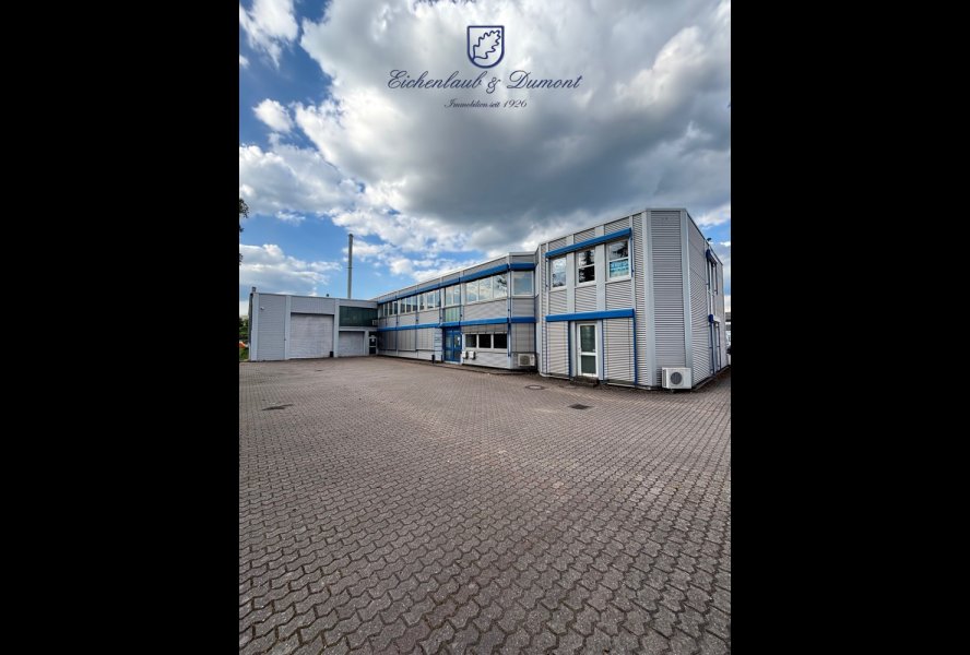 Parkflächen vor dem Gebäude