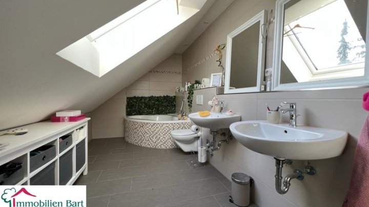 GRENZE L-WORMELDANGE: 348 M² WOHNFLÄCHE / 4 GARAGEN / VIEL POTENZIAL