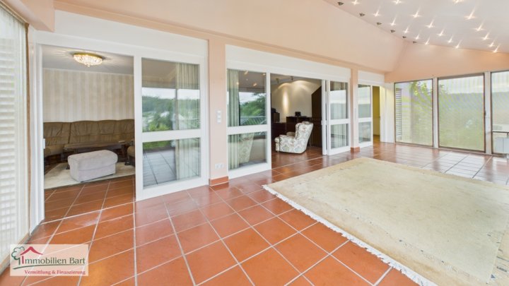 WOHNHAUS MIT 458 M² WOHNFLÄCHE IN LOSHEIM-HAUSBACH