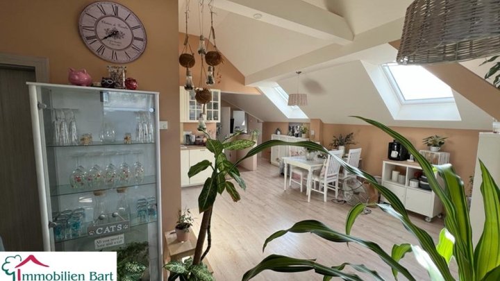 WOHNHAUS MIT 3 WOHNUNGEN UND NEBENGEBÄUDE IN WINCHERINGEN