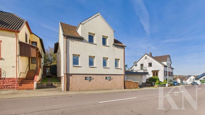 Geräumiges Einfamilienhaus mit Garten, Garage und vielfältigen Möglichkeiten!