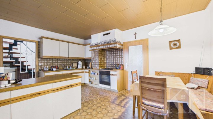 Geräumiges Einfamilienhaus mit Garten, Garage und vielfältigen Möglichkeiten!