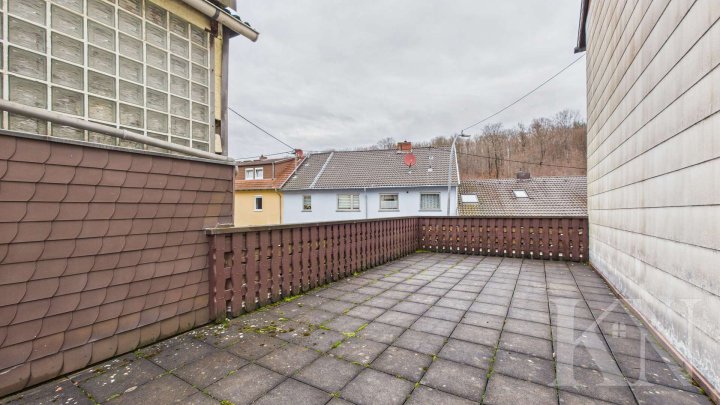 Charmantes Einfamilienhaus mit großem Balkon und Garten