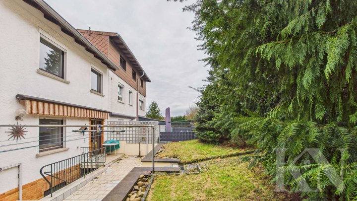 Charmantes Einfamilienhaus mit großem Balkon und Garten