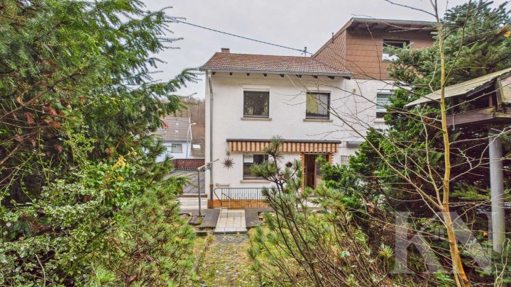 Charmantes Einfamilienhaus mit großem Balkon und Garten