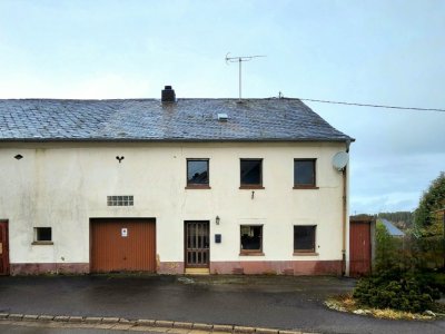 Frontansicht mit angebauter Garage
