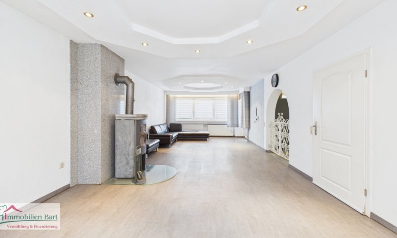 REHLINGEN:

GR. WOHNHAUS / GR. GARTEN / GARAGE / CARPORT / WEITBLICK!