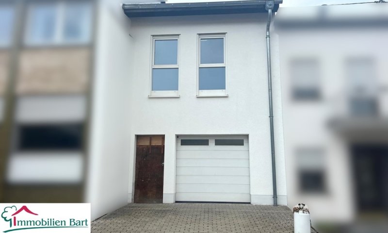 GROSSE GARAGE + APPARTMENT IM ROHBAU
