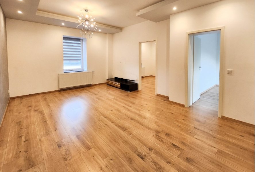 OG rechts großzügiges Wohnzimmer mit Zugang zu zwei von insgesamt drei Schlafzimmern