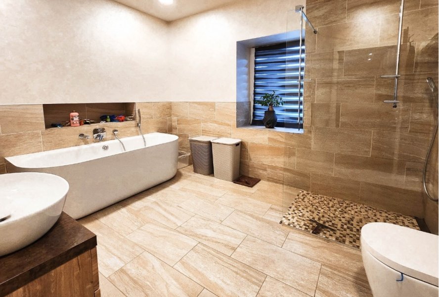 OG rechts großzügiges Tageslicht-Bad mit Badewanne und Dusche