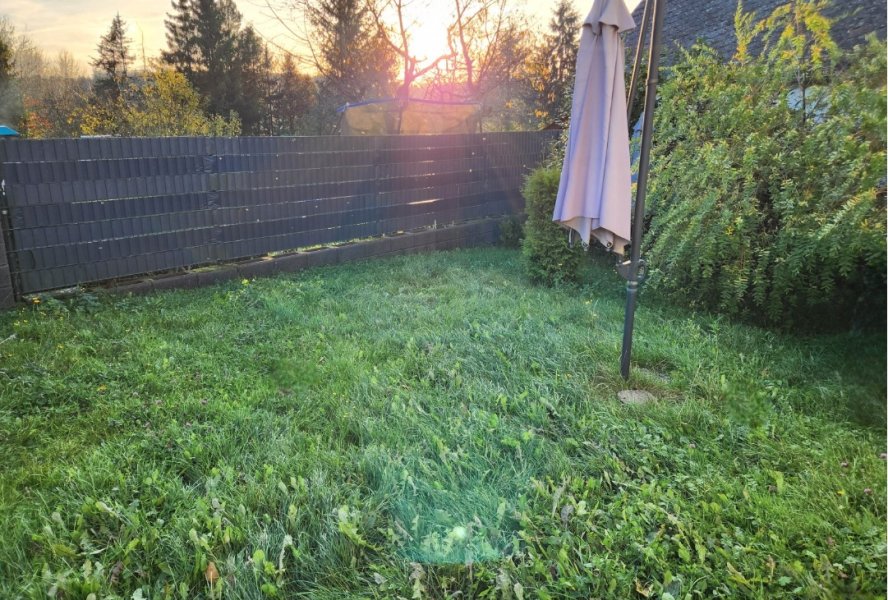 Für die Mieter nutzbarer, umzäunter Garten mit Spielgerät