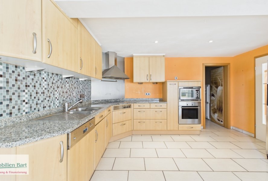 EG - Küche mit Zugang zum Abstellraum