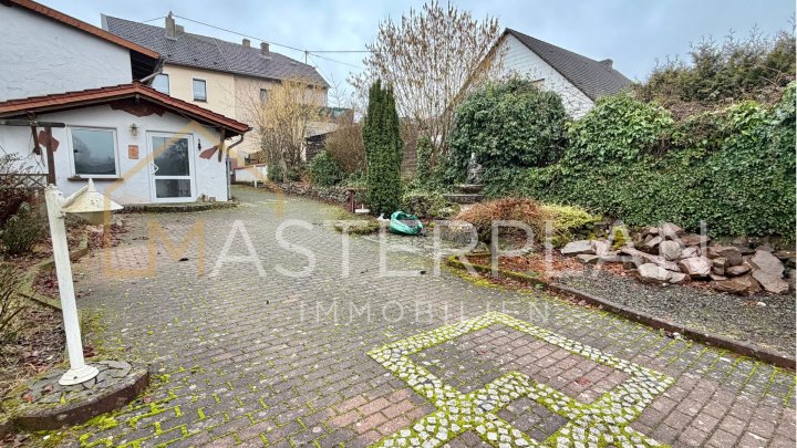 Einfamilienhaus mit zusätzlichem Wohngebäude auf großzügigem Grundstück