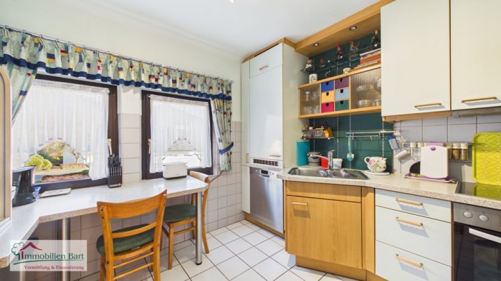 BETHINGEN: GEPFLEGTES WOHNHAUS MIT 2 WOHNUNGEN / 3 GARAGEN / 2 CARPORTSTELLPLÄTZE