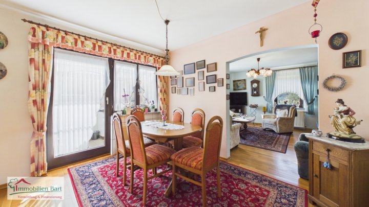 BETHINGEN: GEPFLEGTES WOHNHAUS MIT 2 WOHNUNGEN / 3 GARAGEN / 2 CARPORTSTELLPLÄTZE