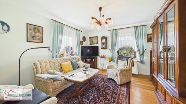 BETHINGEN: GEPFLEGTES WOHNHAUS MIT 2 WOHNUNGEN / 3 GARAGEN / 2 CARPORTSTELLPLÄTZE