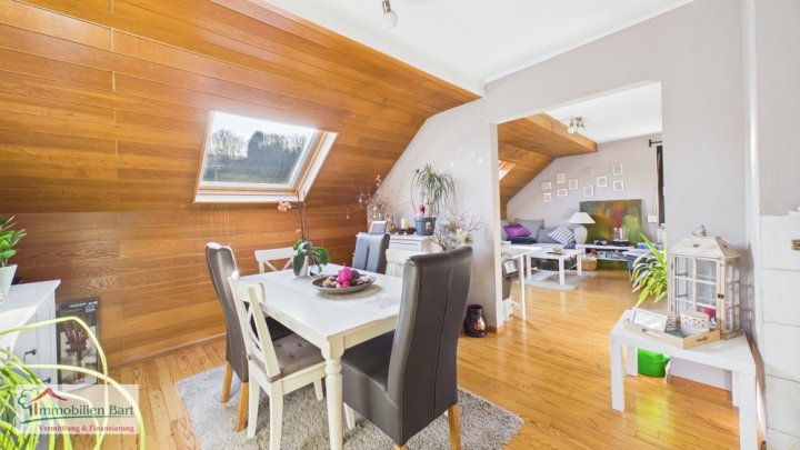 BETHINGEN: GEPFLEGTES WOHNHAUS MIT 2 WOHNUNGEN / 3 GARAGEN / 2 CARPORTSTELLPLÄTZE