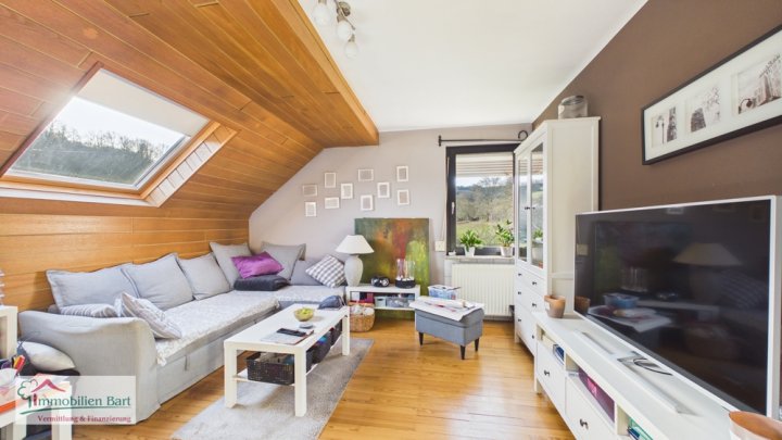 BETHINGEN: GEPFLEGTES WOHNHAUS MIT 2 WOHNUNGEN / 3 GARAGEN / 2 CARPORTSTELLPLÄTZE