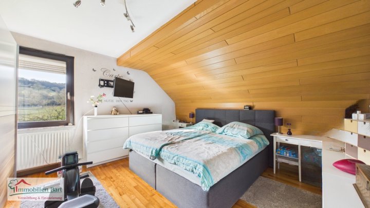 BETHINGEN: GEPFLEGTES WOHNHAUS MIT 2 WOHNUNGEN / 3 GARAGEN / 2 CARPORTSTELLPLÄTZE