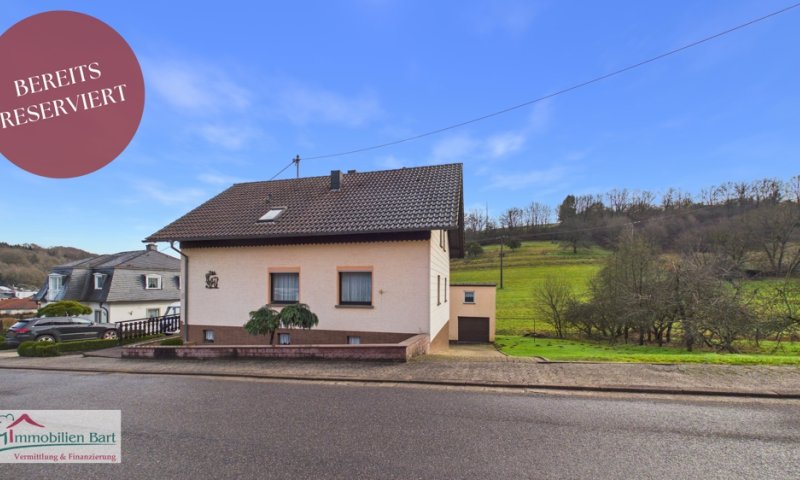BETHINGEN: GEPFLEGTES WOHNHAUS MIT 2 WOHNUNGEN / 3 GARAGEN / 2 CARPORTSTELLPLÄTZE