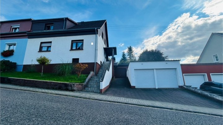 Zwei Wohnbereiche, ein harmonisches Zuhause - Familienfreundlich mit Panoramablick in Püttlingen