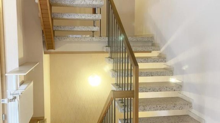 1 FH-Doppelhaus mit Winterg., Garten & Garage in IGB!