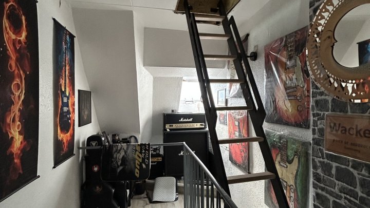 Modernisiertes EFH mit sep. kleiner 1 Zimmer-Bad-Wohnung in Sbr. - Jägersfreude zu verkaufen