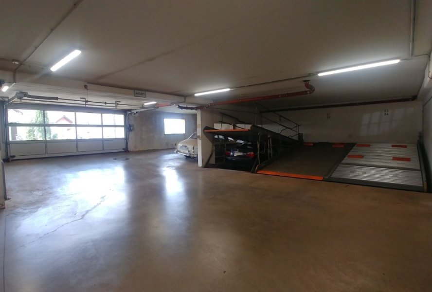 Ansicht Stellplatz und Garageneinfahrt