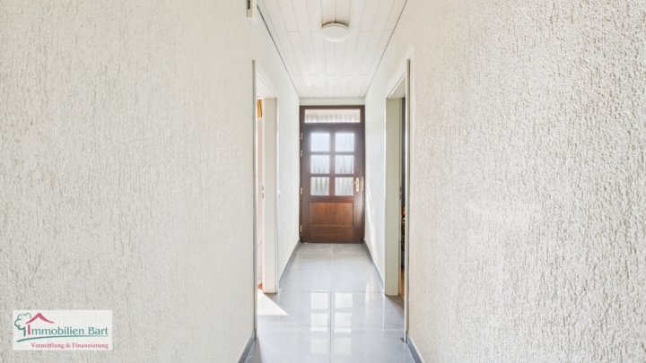 GEPFLEGTES EINFAMILIENHAUS MIT GARTEN, SCHEUNE UND VIEL PLATZ!